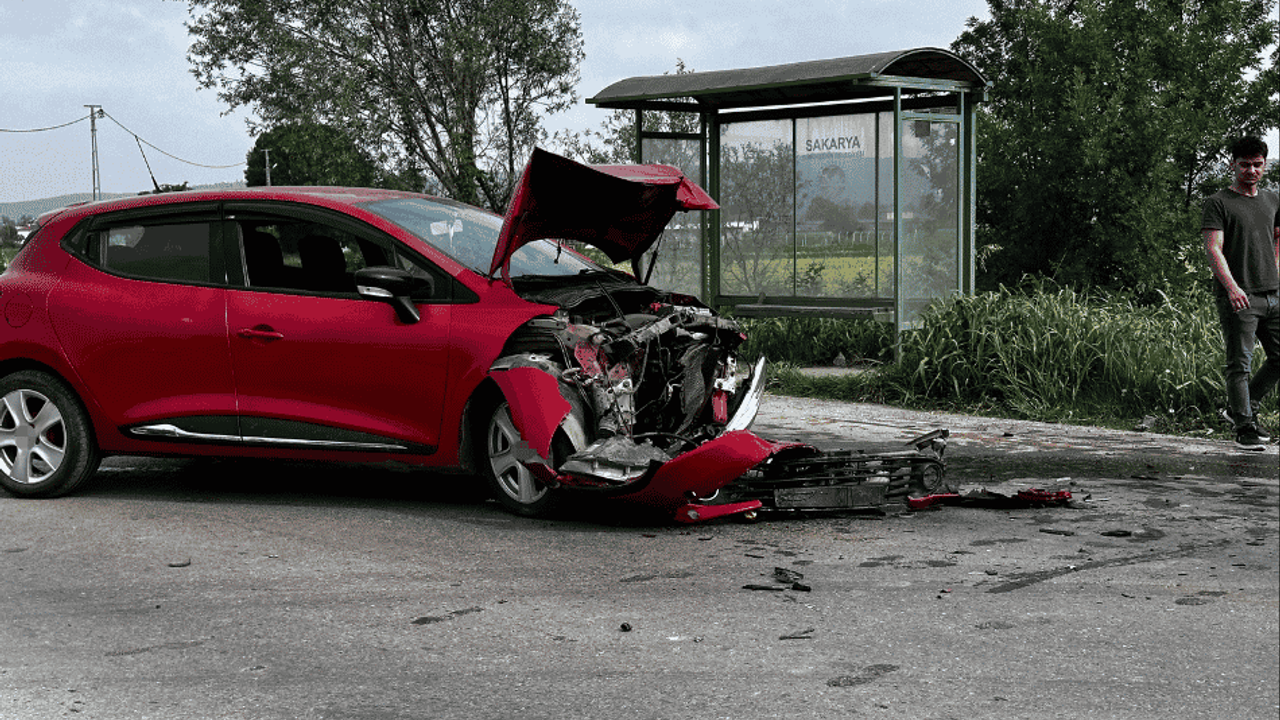 Otomobiller kafa kafaya çarpıştı