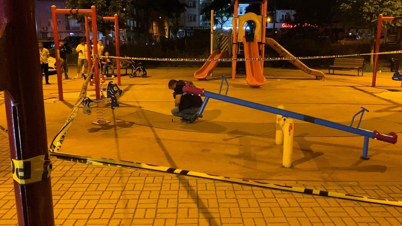 Parktaki gençlere pompalı tüfekle saldırdı: 10 yaralı
