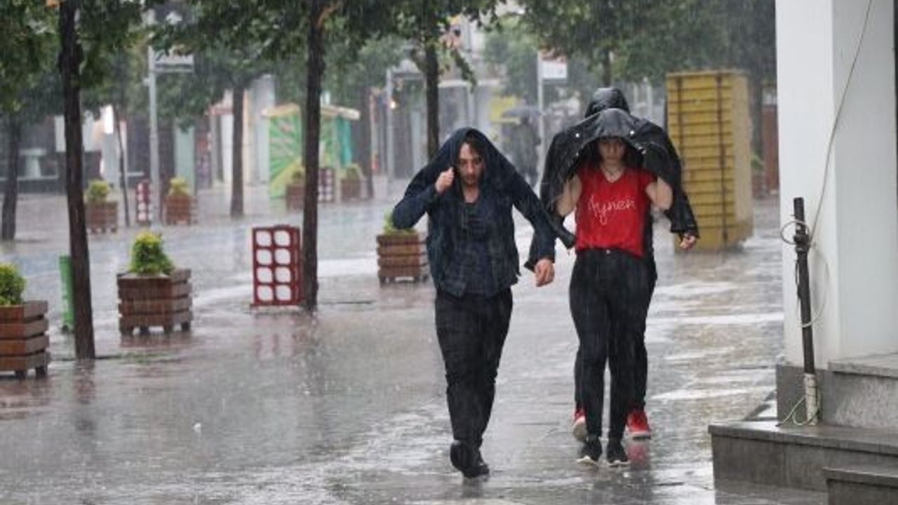 Sağanak hayatı olumsuz etkiledi