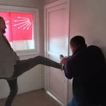 Düzce CHP’de gerilim: parti binasına kapıyı kırarak girdi