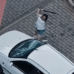 Park halindeki otomobilin camlarını kıran kadın kamerada