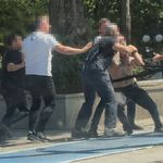 Tartıştıkları kişiyi aralarına alıp dövdüler