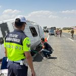 Düğün hazırlığında olan ailenin minibüsü devrildi: 3 ölü, 11 yaralı