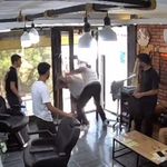 Berbere bıçakla girdi, hayatının dayağını yedi