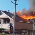 Düzce’de evin çatısı alevlere teslim oldu