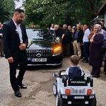 Bolu'da, 5 yaşındaki minik, gelin arabasını akülü arabayla durdurdu