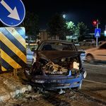 Kırmızı ışıkta geçen otomobil kamyonla çarpıştı