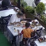 Yemeğine kendi kılını atıp para ödemek istemedi