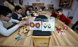 Düzce'de otizmli öğrenciler, depremzede çocuklara ve annelerine özel hediyeler hazırlıyor