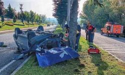 Ağaçlara çarpan otomobil takla atarak durabildi, sürücüsü burnu bile kanamadan kurtuldu