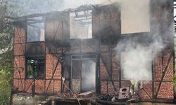 Köy Evi Alevlere Teslim Oldu: 2 Yaralı
