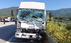 Karabük'te kamyonet ile hafif ticari aracın çarpıştığı kazada 4 kişi yaralandı