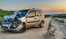 Kastamonu'da Hafif Ticari Araç İle Otomobil Çarpıştı