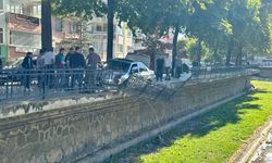 Virajı alamayan otomobil, dere kenarında korkuluklarda asılı kaldı
