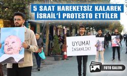 8 genç, 5 saat hareketsiz kalarak İsrail'i protesto etti
