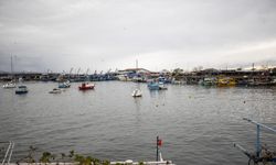 Fırtınanın vurduğu Karadeniz Ereğli'de balıkçılar, ekmek teknelerinin başında nöbet tutuyor