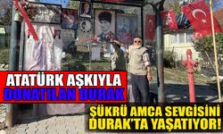 Şükrü amca Bayrak ve Atatürk sevgisini otobüs durağında yaşatıyor