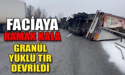 Anadolu Otoyolu'nda devrilen tırın sürücüsü yaralandı
