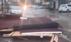 Kastamonu'da fırtına çatıları uçurdu