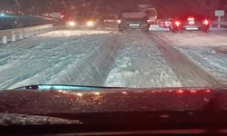 Kastamonu'da yoğun kar yağışı: Onlarca araç yolda kaldı