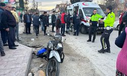 Hafif ticari araçla çarpışan motosikletteki 2 kişi yaralandı