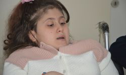 Eğitimini evde sürdüren omurga hastası Rabia, öğretmen olma hayaliyle çalışıyor