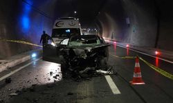 Ilgaz 15 Temmuz İstiklal Tüneli’nde tıra çarparak paramparça olan lüks otomobilin sürücüsü öldü