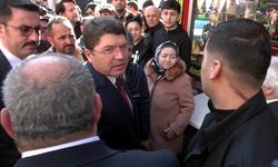 Adalet Bakanı Tunç'tan kıraathanedeki vatandaşlarla esprili sohbet