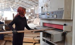 Düzce'de ahşap mutfak malzemeleri firmasının yükünü kadınlar sırtlıyor