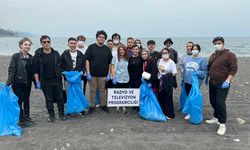 Öğrenciler sahilden poşet poşet çöp topladı