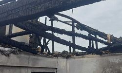 Alaplı'da 2 binanın çatı katı alev alev yandı