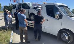 Sakarya'nın Erenler ilçesinde hafif ticari aracın minibüse çarptığı kazada 5 kişi yaralandı.  Sakarya-Karapürçek yolund