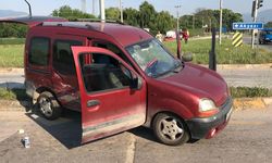 Hafif ticari araç ile otomobil çarpıştı: 4 yaralı