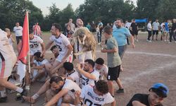 Şampiyonluğu ödül olan koyunla birlikte kutladılar