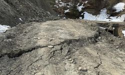 Türkeli'de heyelan köy yolunu kapattı