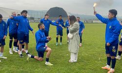 Yeşil sahada evlilik teklifi