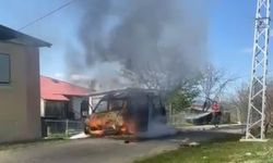 Kastamonu’da seyir halindeki minibüs yandı