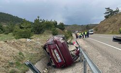 Kastamonu'da virajı alamayan otomobil şarampole devrildi: 3 yaralı