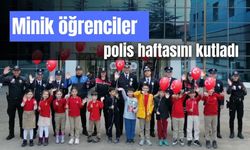 Minik öğrenciler anne ve babalarının polis haftasını kutladı