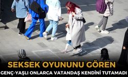 Kaldırımlardaki seksek oyununu gören genç-yaşlı onlarca vatandaş kendini tutamadı