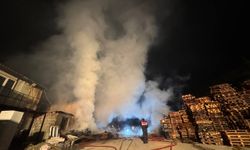 Kocaeli'de palet deposunda çıkan yangın söndürüldü