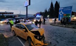 Sapanca'da taksi ile otomobilin çarpıştığı kazada 6 kişi yaralandı