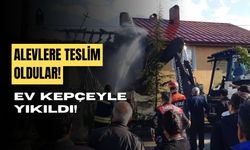 Yangını söndürmek için evi kepçeyle yıktılar