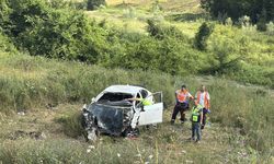 Kuzey Marmara Otoyolu'nun Kocaeli kesiminde şarampole devrilen araçtaki 8 kişi yaralandı