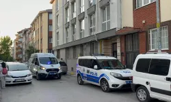 Apartmanı saran kötü kokular sonrası ekipler, çürümeye başlayan cesetle karşılaştı