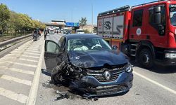 Kocaeli'de iki otomobilin çarpıştığı kazada 3 kişi yaralandı