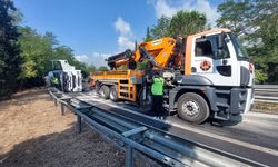 Sakarya'da devrilen tır, trafiği aksattı