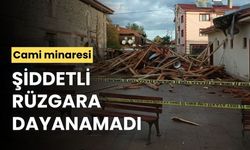 Şiddetli rüzgâr, cami minaresini devirdi