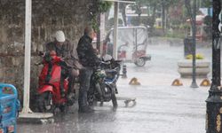 10 dakika yağdı, sokaklar sular altında kaldı