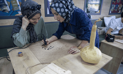 Ahşap kadınların elinde sanat eserine dönüşüyor